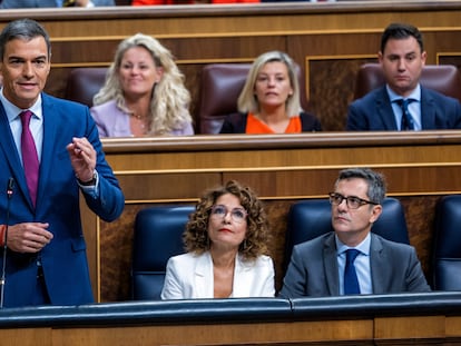 Pedro Sánchez, junto a la vicepresidenta María Jesús Montero y el ministro Félix Bolaños, el pasado septiembre en una sesión de control al Gobierno.