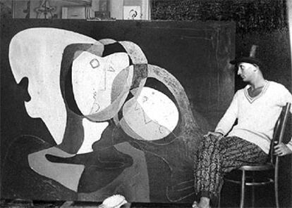 Salvador Dalí en su primer estudio de Figueres, junto a la pintura <i>Tres personajes.</i>