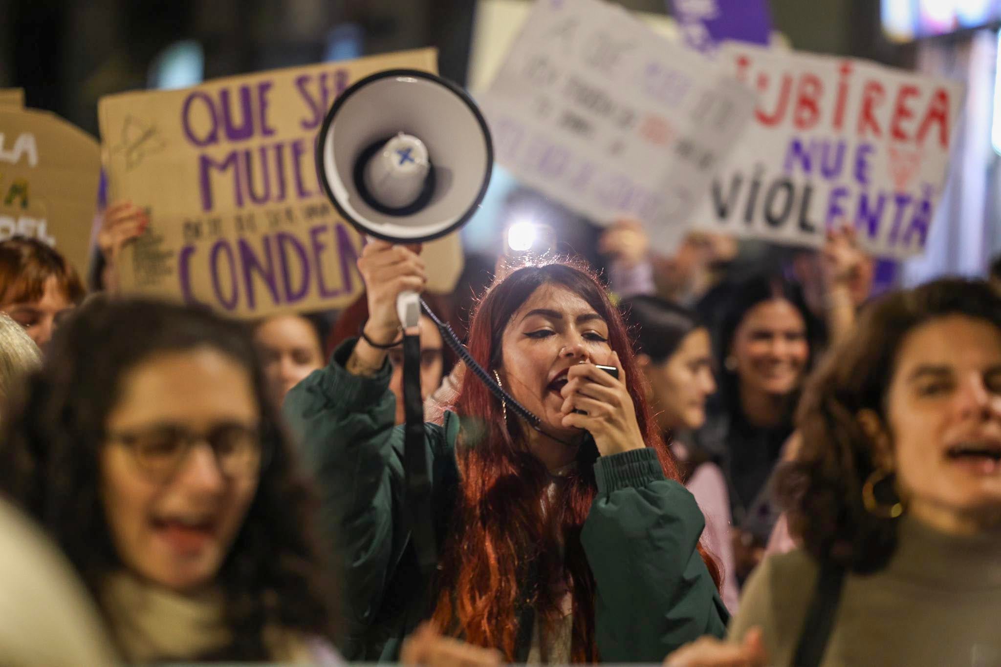 Jóvenes en la manifestación convocada por la Asamblea Feminista Unitaria de Sevilla, este lunes.