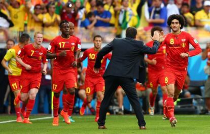 Fellaini celebra con Wilmots el gol del empate