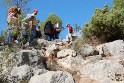 Niños en una de las actividades de la estación biológica de Torretes-Font Roja, en Alicante.