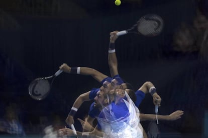 Fotografía de exposición múltiple que muestra al tenista croata Marin Cilic mientras sirve la bola contra su compatriota Borna Coric durante su encuentro del Torneo de Basilea en Suiza.