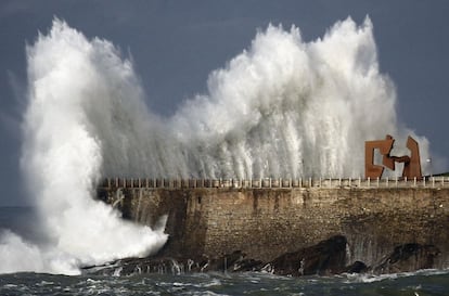 <b>Olas contra una escultura de Oteiza</b>. El temporal arremetió con fuerza en el Paseo Nuevo el pasado domingo, donde hay una obra del artista vasco. Nora Galparsoro, concejal de Servicios Urbanos de San Sebastián, anunció el pasado miércoles que el Ayuntamiento donostiarra se había dirigido ya a la Dirección General de Costas para que acelere las ayudas para la reparación de los daños.