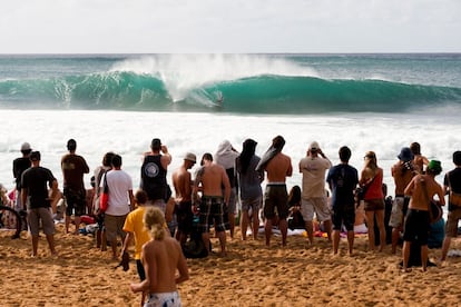 Miles de surfistas acuden a la costa norte de Oahu (isla principal de Hawai) en busca de los mejores tubos, como el 'Banzai Pipeline' (en la foto), que se ha convertido en una referencia esencial de este deporte. En invierno, las olas alcanzan los 10 metros de altura y rompen en un peligroso arrecife de poca profundidad; no es para tomárselo a broma.