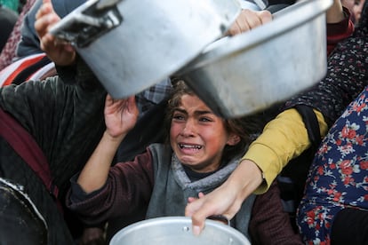 Una ni?a llora mientras espera a recibir comida de ayuda humanitaria en Jan Yunis, en el sur de la Franja, este viernes.