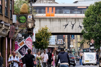 La pieza de los tres monos de Banksy decora el puente sobre la calle Brick Lane, Londres, el miércoles 7 de agosto.  