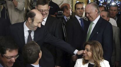 El líder del PSOE, Alfredo Pérez Rubalcaba, saluda a Susana Díaz, y a José Luis Rodríguez Zapatero. A su lado, Ximo Puig.