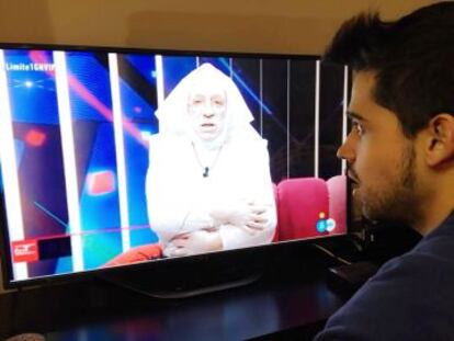 Miguel Frigenti, experto en Gran Hermano y colaborador del debate, contempla hipnotizado uno de los momentos más surrealistas de esta edición de GH VIP