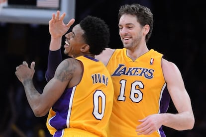 Young y Gasol celebran el triunfo ante los Wolves.