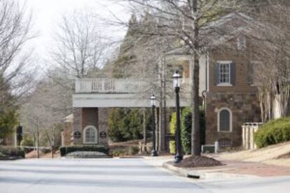 Vista de la entrada al barrio en el que reside la hija de la fallecida Whitney Houston, Bobbi Kristina Brown, quien se encuentra hospitalizada en un hospital de Atlanta.