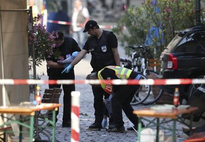 Policías revisan la escena tras la explosión registrada en Ansbach.