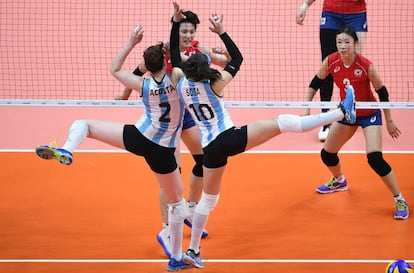 Las argentinas Tanya Acosta y Emilce Sosa intentan bloquear un balón durante el partido de voleibol contra Corea del Sur. 