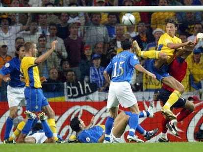 Itália 1 x 1 Suécia. Partida da fase de grupos da Eurocopa de Portugal, em 2004, no estádio de Dragão, em Porto. Na foto, Ibrahimovic adianta-se e faz um belíssimo gol diante da Itália.