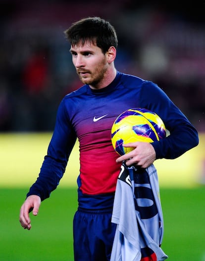Messi se lleva el balón del partido después de sus cuatros goles.