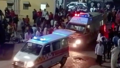 Dos ambulancias trasladan a víctimas del colapso del puente.