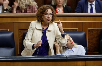 La vicepresidenta primera y Ministra de Hacienda, María Jesús Montero, interviene este miércoles durante la sesión de control al Gobierno.