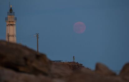 Una mujer observa el eclipse solar cerca de Sivrice (Turquía).