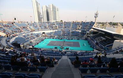 Vista general del partido que enfrentó al tenista sudafricano Kevin Anderson contra el surcoreano Hyeon Chung en el Mubadala World Tennis Championship.