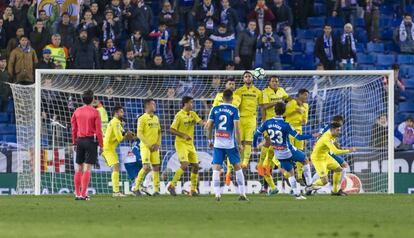 Granero lanza la falta directa con la que logró el empate en Cornellà.