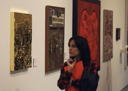 Una mujer pasea por la colección Paulo Montenegro en la ciudad financiera del Santander.