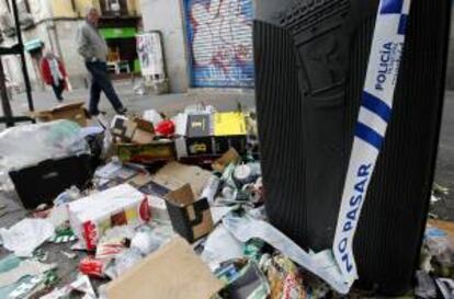 Basura acumulada esta mañana en el Paseo de la Puerta del Ángel de Madrid, donde se cumple una nueva jornada de huelga indefinida de los trabajadores de limpieza y mantenimiento de jardines de la capital.