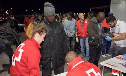 Trabajadores de la Cruz Roja reciben en el puerto de Motril (Granada) a un grupo de migrantes.