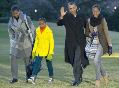 La familia Obama a su llegada a la Casa Blanca tras pasar las Navidades en Hawai.