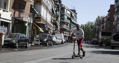 Un hombre circula con un patinete en Carabanchel (Madrid).