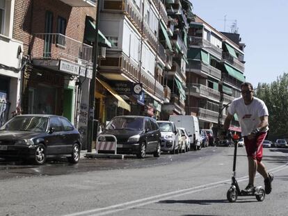 Un hombre circula con un patinete en Carabanchel (Madrid).