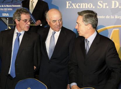 El presidente de Colombia, Álvaro Uribe, con los presidentes de Telefónica, César Alierta, y del BBVA, Francisco González, el martes. 
EFE