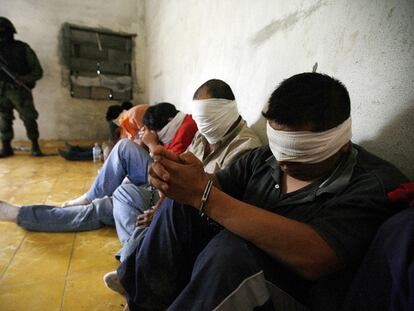 Un soldado custodia a un grupo de personas secuestradas por narcotraficantes en un rancho cerca de Sabinas Hidalgo, a 100 kilómetros de la ciudad de Monterrey.