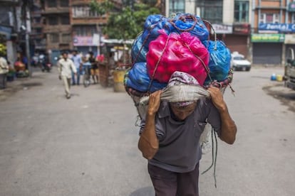 Un vendedor carga con vegetales en Kathmandu, Nepal