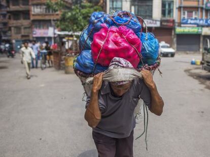 Un vendedor carga con vegetales en Kathmandu, Nepal