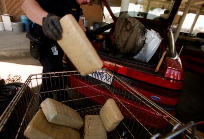 Agentes aduanales estadounidenses encuentran droga en un tanque de gasolina falso, en California, en 2001.