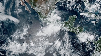  Imagen de la tormenta Ivo, frente a la costa sur de México, el 6 de agosto de 2025.