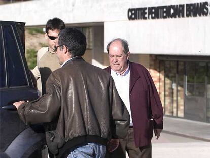 Lluís Prenafeta, ayer tras salir de la cárcel de Brians 2, acompañado de familiares.