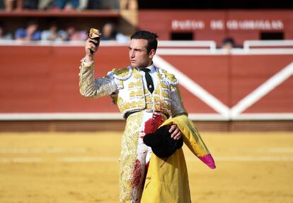 Molina, con la oreja que paseó del tercer toro de la tarde.