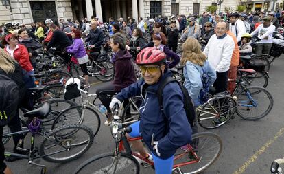 Valencia es plana y tiene buen clima. "Hay que potenciar su uso en la escuela y también en los centros de la tercera edad", propone el alcalde de la capital, Joan Ribó, que también reclama un uso responsable de este medio de transporte. El Consistorio recuerda que está prohibido circular por las aceras.