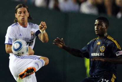 Sergio Ramos pelea un balón con  Edson Buddle, de Los Angeles Galaxy, durante el amistoso jugado en Pasadena.