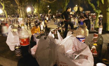 Miles de jóvenes participaron en un 'Macrobotellón', prohibido en la plaza del Obradoiro de Santiago de Compostela.