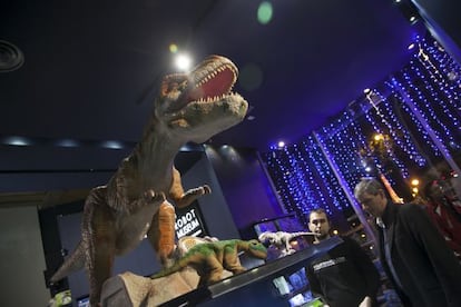 A robotic dinosaur inside Juguetrónica, on San Bernardo Street.