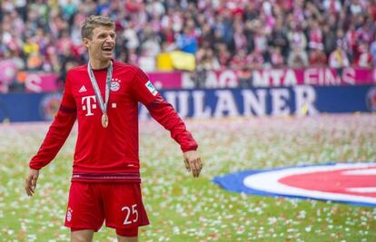 Thomas Müller celebra la victòria de la Bundesliga.