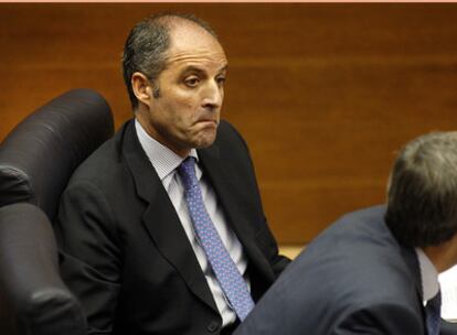 Francisco Camps, presidente de la Generalitat y del PP de la Comunidad Valenciana, ayer, ante el pleno de las Cortes.