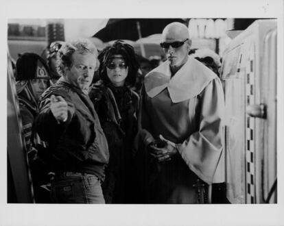 El director Ridley Scott, dando instrucciones a unos extras disfrazados durante el rodaje de Blade Runner en 1982. 