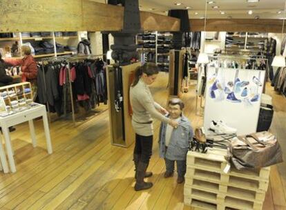 Una empleada trabaja en una tienda de ropa del centro de Bilbao.