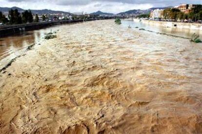 Así baja ahora, con las lluvias, el caudal del río Besos, en Barcelona.