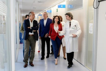 Desde la izquda, Antonio Zapatero, hoy viceconsejero del plan covid-19 en Madrid; Enrique Ruiz Escudero, consejero de Sanidad; Isabel Díaz Ayuso, presidenta de la Comunidad; y el doctor Carlos Mur, durante una visita al Hospital de Fuenlabrada en mayo de 2019.