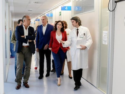 Desde la izquierda, el ya exviceconsejero del plan covid-19 en Madrid, Antonio Zapatero; el consejero de Sanidad, Enrique Ruiz-Escudero; la presidenta de Madrid, Isabel Díaz Ayuso, y el doctor Carlos Mur, durante una visita al Hospital de Fuenlabrada en mayo de 2019.