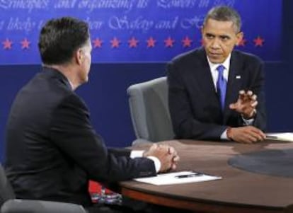 El presidente estadounidense, Barack Obama (d), se enfrenta al aspirante republicano, Mitt Romney (i), durante el último debate presidencial antes de las elecciones celebrado en el World Performing Arts Center de la Universidad Lynn en Boca Ratón.