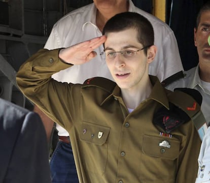 El soldado israelí liberado Gilad Shalit saluda a Netanyahu